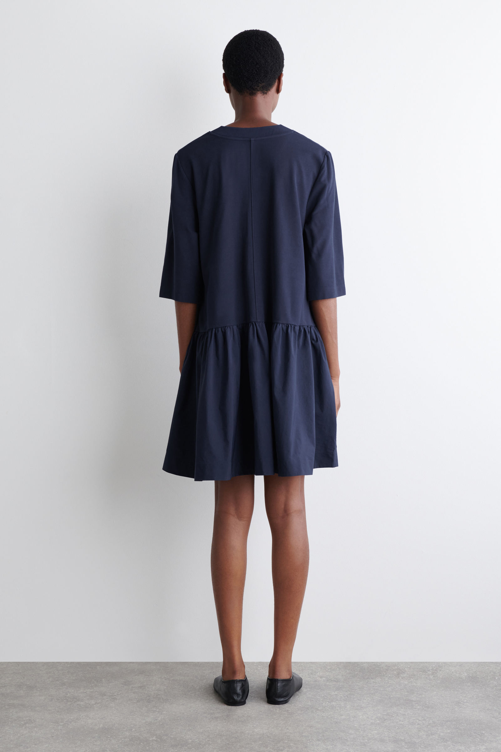 休闲版型V领A字迷你连衣裙- COS官网