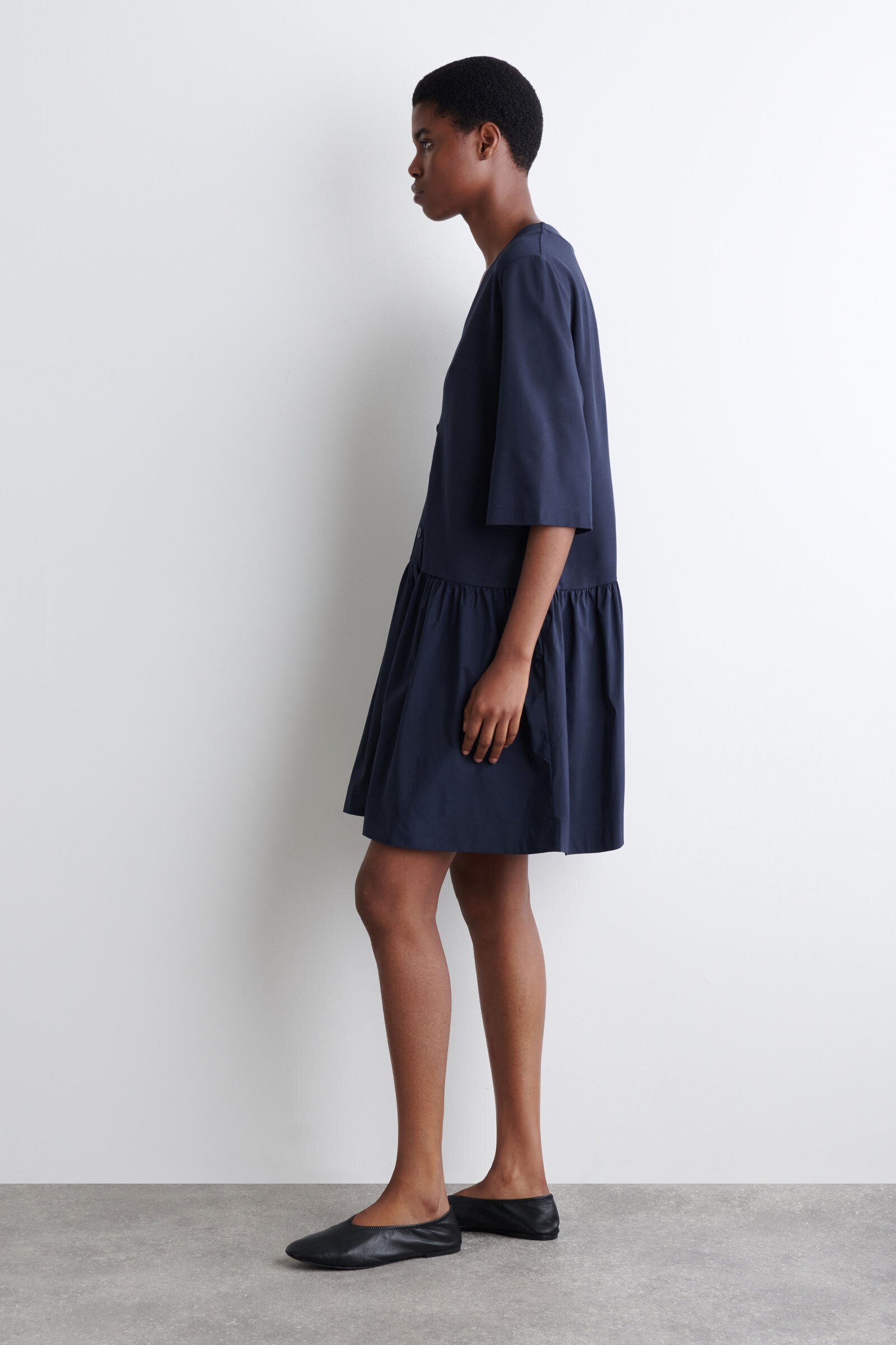 连衣裙包包 休闲版型V领A字迷你连衣裙- COS官网