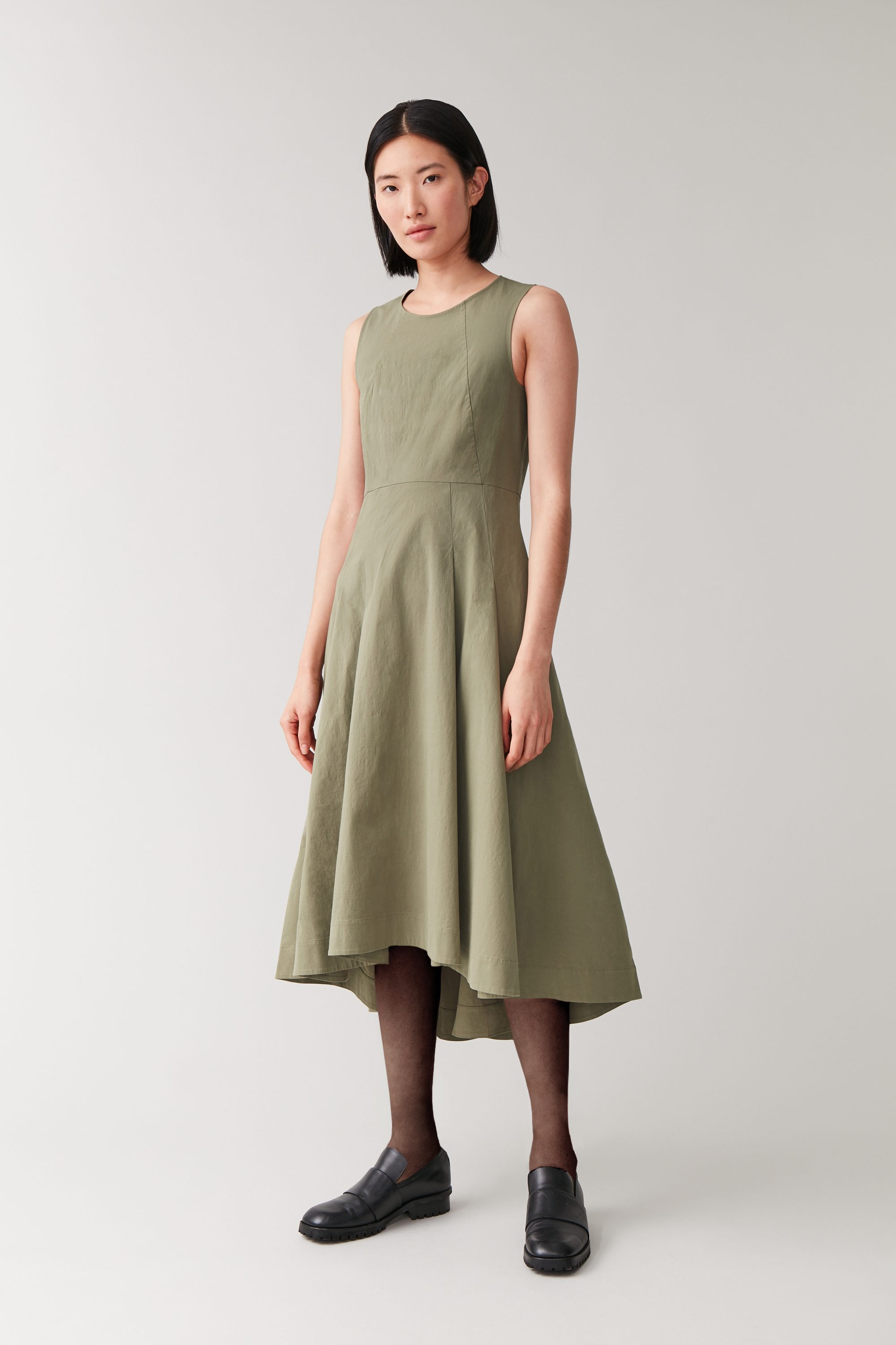 褶裥饰束腰无袖连衣裙 - cos官网
