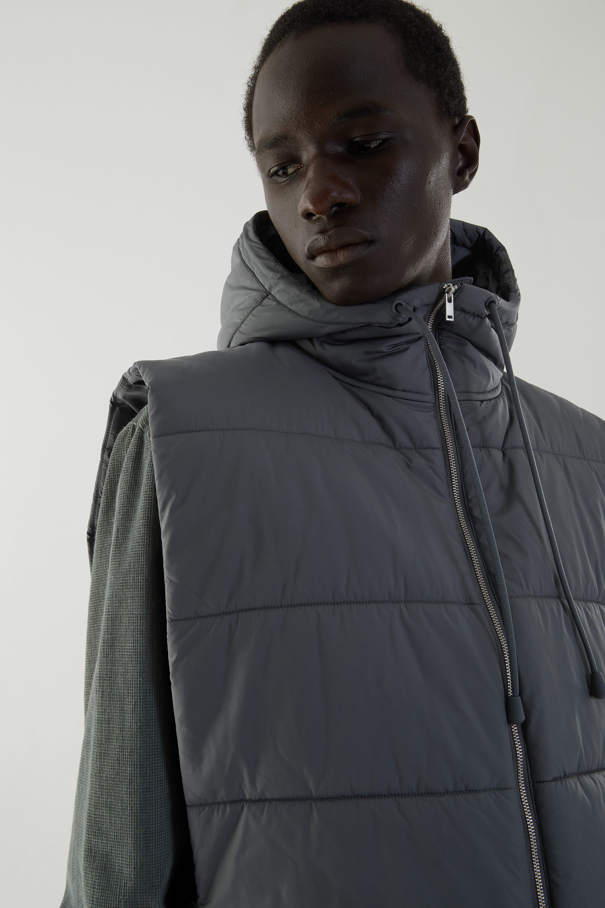 侧开襟连帽绗缝空气马甲