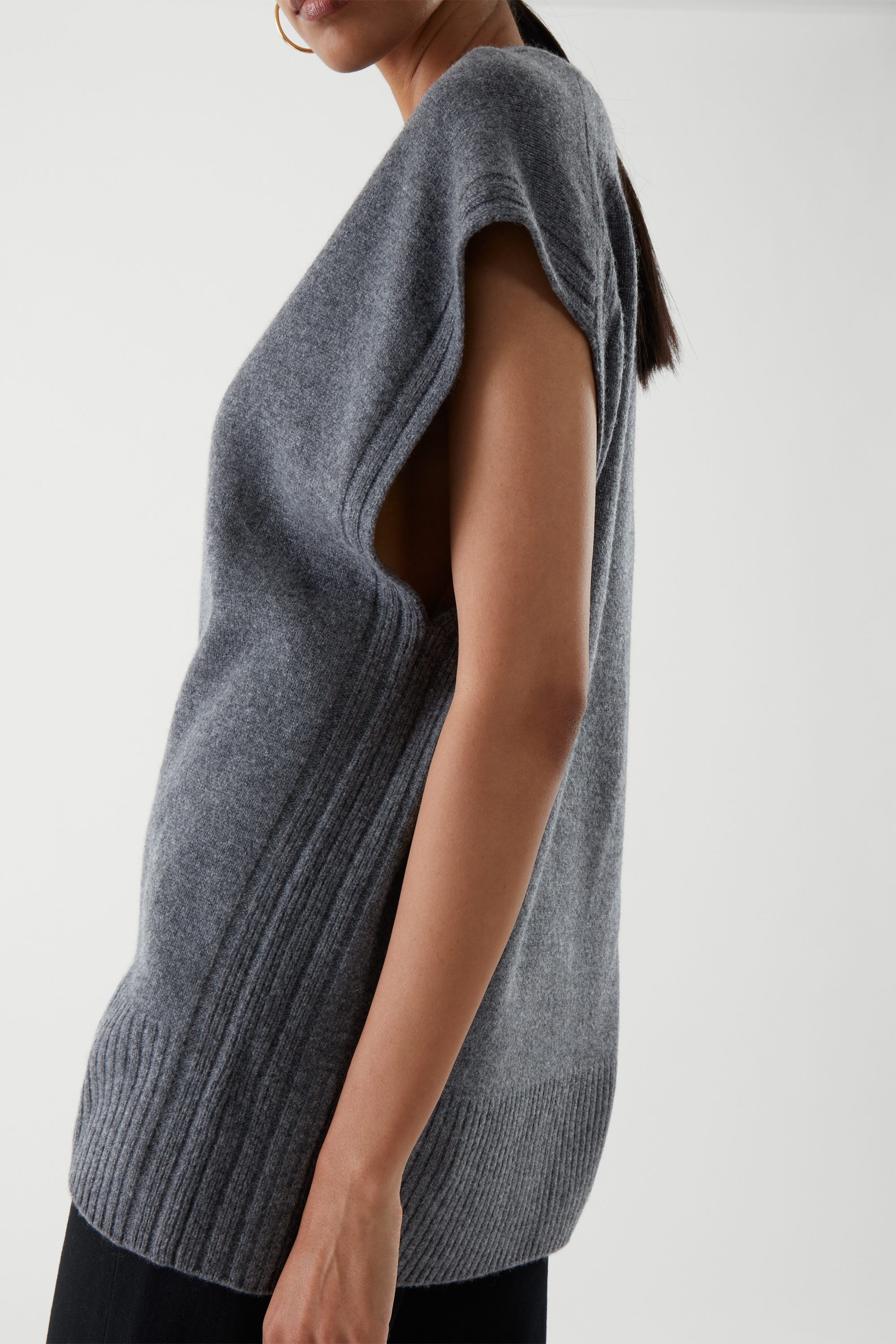 大廓形羊绒v领背心