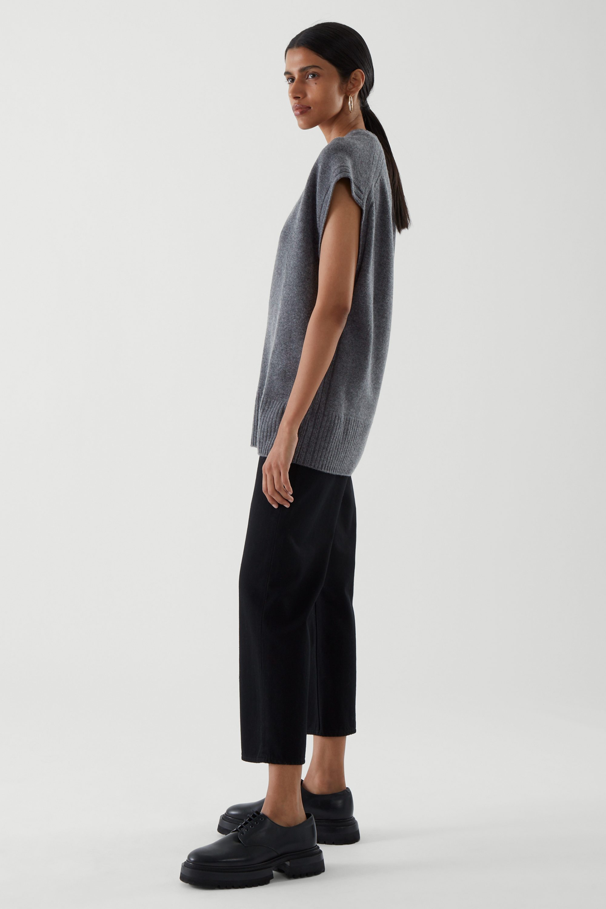 大廓形羊绒v领背心