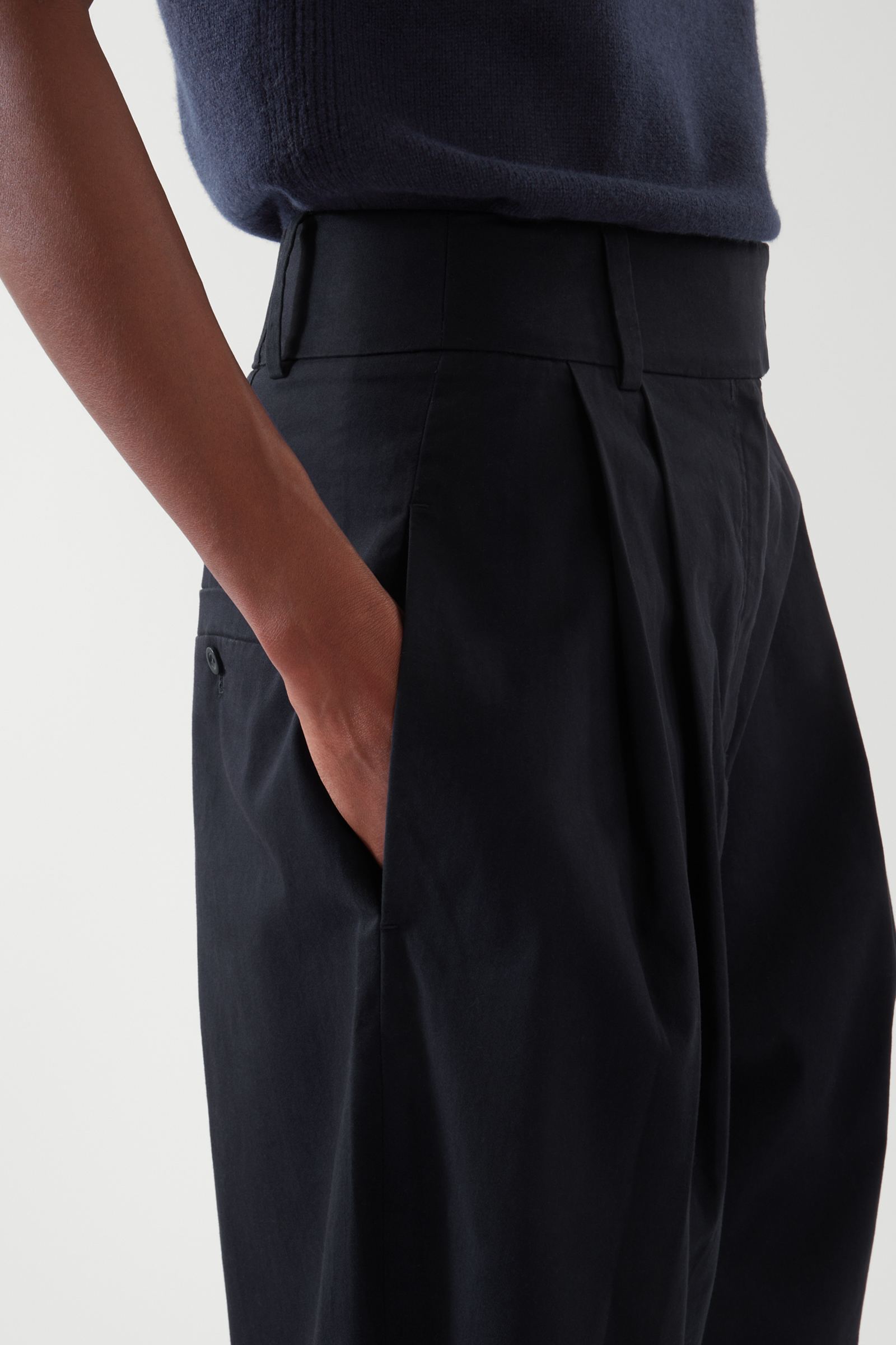 标准版型高腰桶形褶裥奇诺裤- COS官网