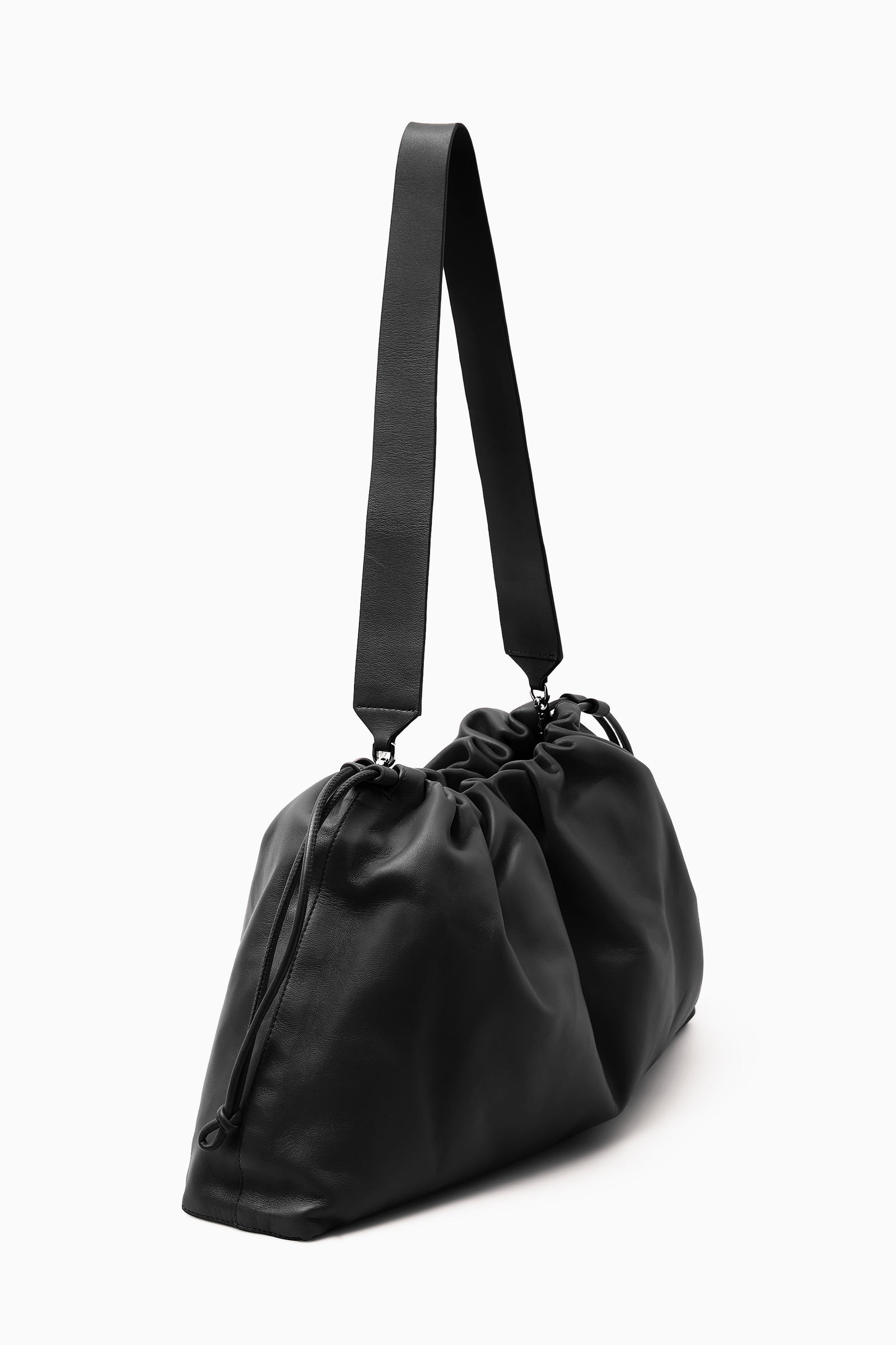 抽绳皮革多元软式单肩包